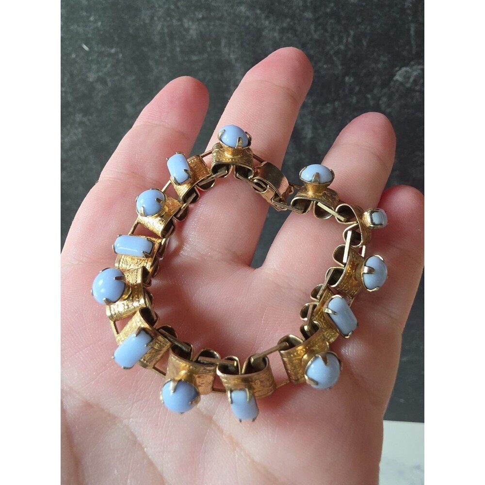 Floral Gold Tone Metal Periwinkle Cabochon Link Bracelet Vintage Costume Jewelry